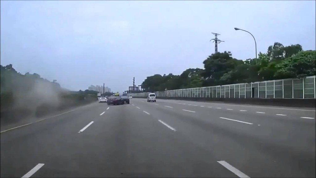 Idioot in Ferrari knalt bijna op Nissan GTR