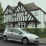 John Cleese vernielt auto!