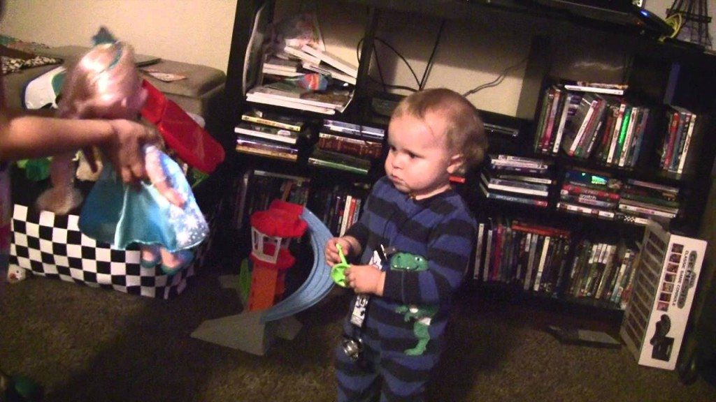 Jongen gaat uit de bol op Frozen