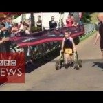 Jongen met hersenverlamming loopt triatlon