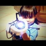 Jongetje speelt met portal gun