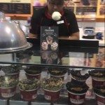 Jongleren met een bolletje ijs