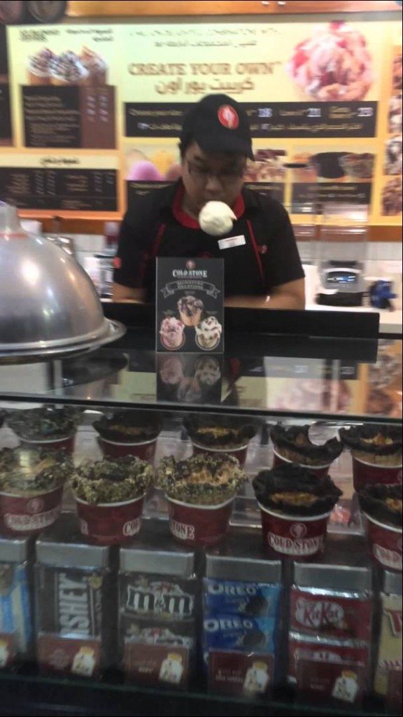 Jongleren met een bolletje ijs