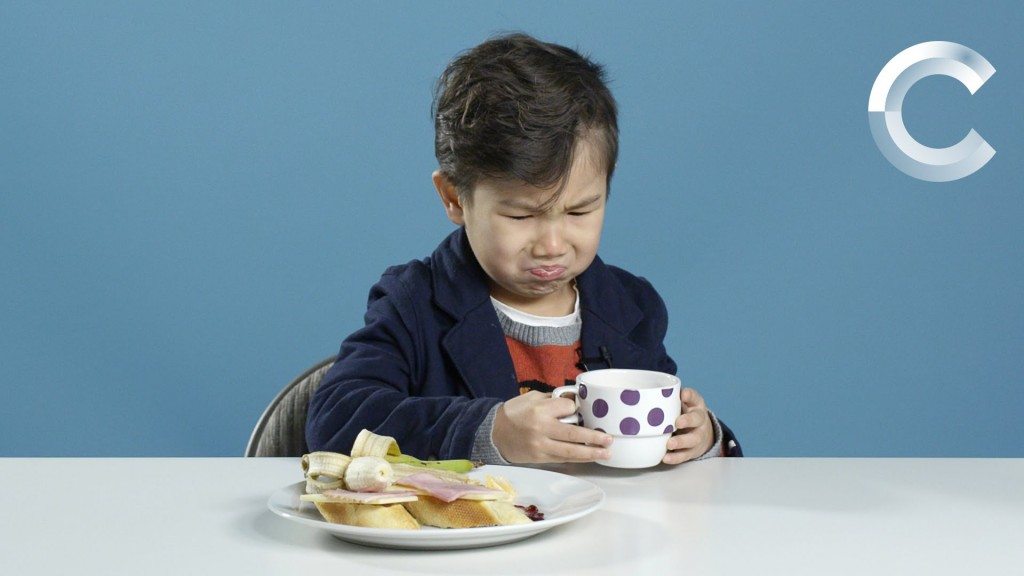 Kinderen die buitenlands voedsel moeten eten