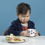 Kinderen die buitenlands voedsel moeten eten