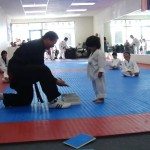 Kleine jongen wil witte gordel halen