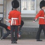 Koninklijke wachter maakt een slippertje