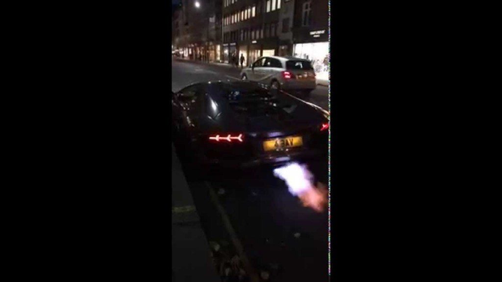 Lamborghini vliegt in brand