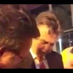 Louis van Gaal laat zijn zangstem horen