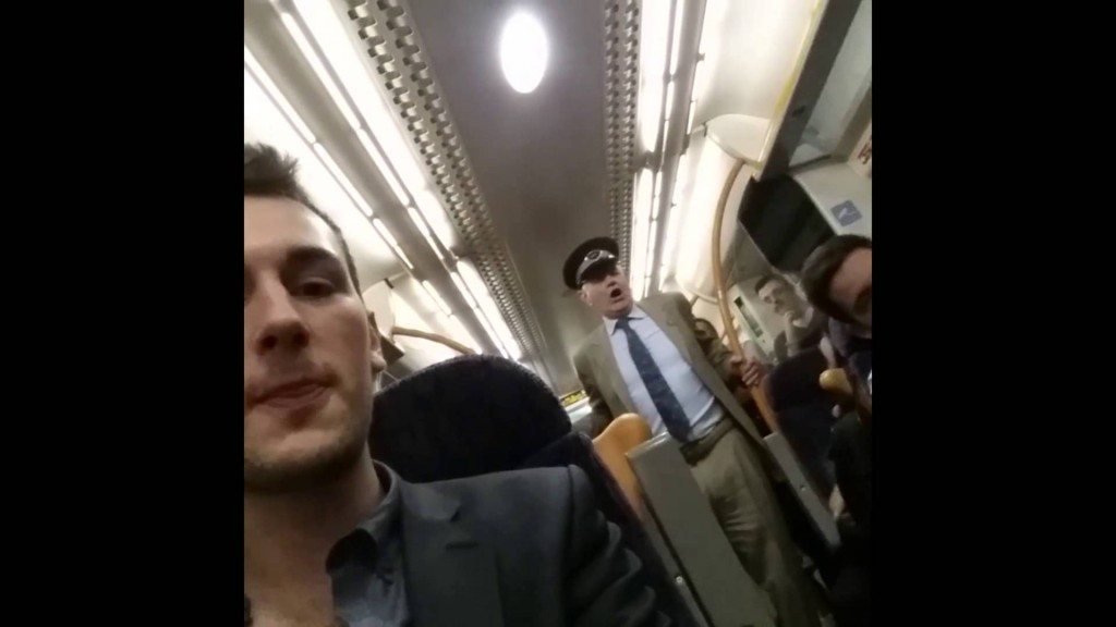 Man entertaint treinpassagiers