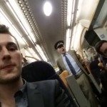 Man entertaint treinpassagiers