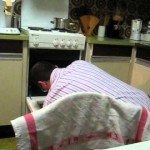 Man kruipt dronken in oven