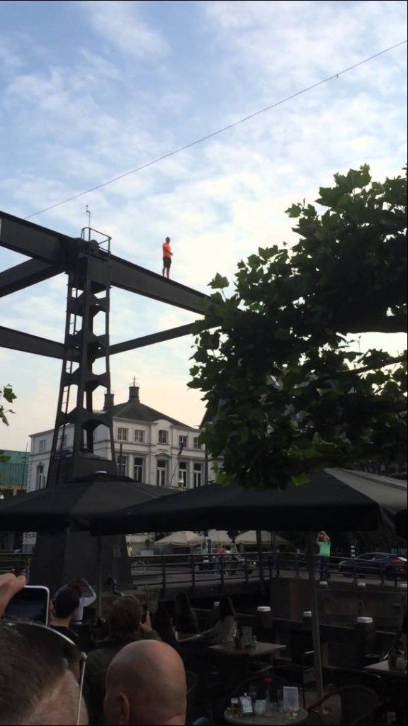Man springt van brug in Helmond