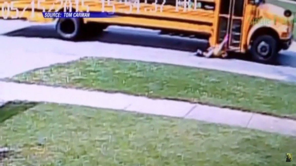 Meisje meegesleurd door schoolbus