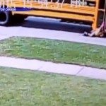 Meisje meegesleurd door schoolbus