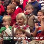 Meisje tolkt kerstlied voor ouders