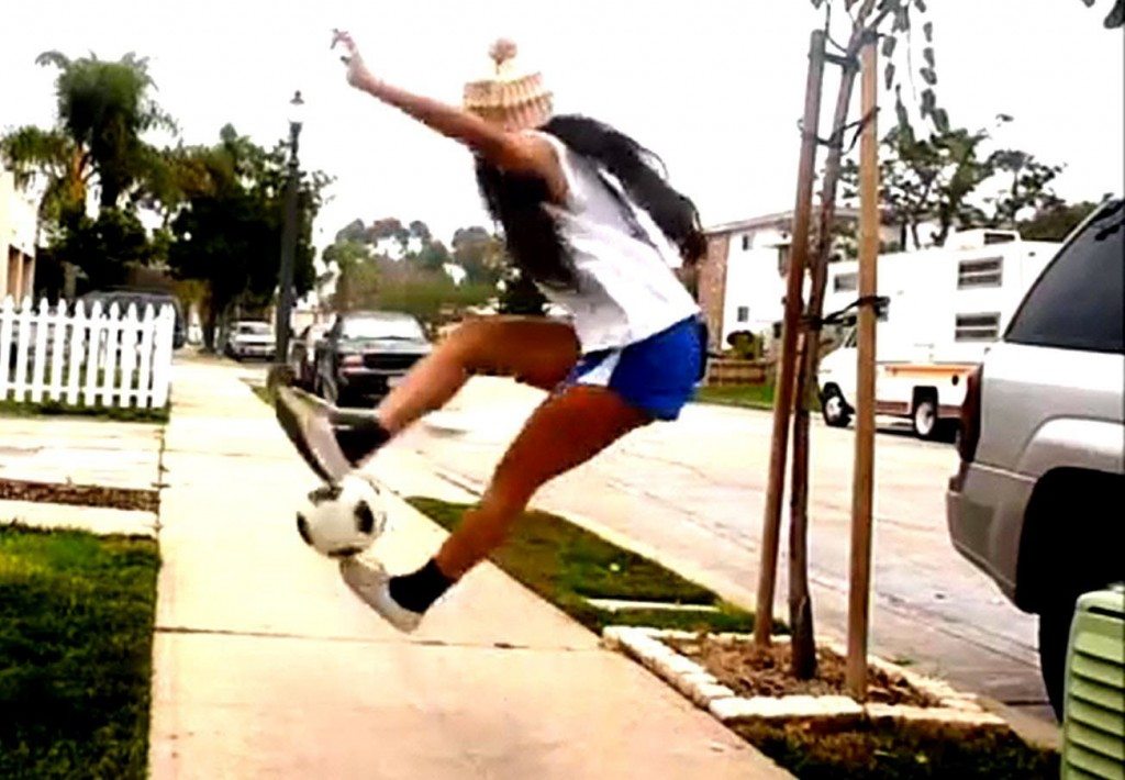 Meisje tovert met een voetbal