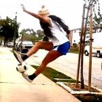 Meisje tovert met een voetbal