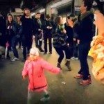 Meisje zorgt voor heus dansfeest