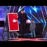 Messen gooien naar je zusje en vader