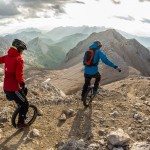 Met de eenwieler den berg af