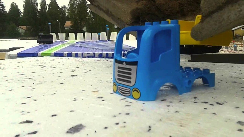 Met de graafmachine een Duplo-wagentje bouwen