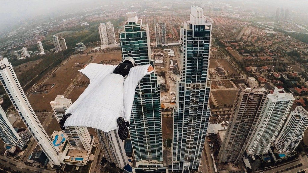 Met de wingsuit door Panama City