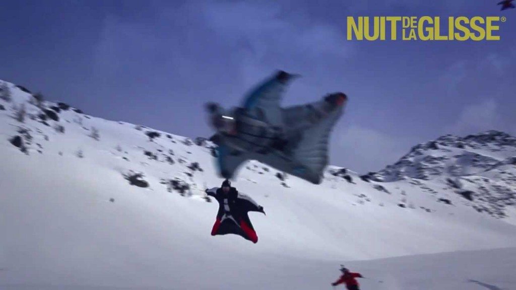 Met de wingsuit over de skipiste