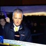 Met een dildo in het oor