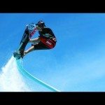 Met een hoverboard over de golven