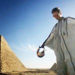Met een wingsuit over de piramides van Gizeh