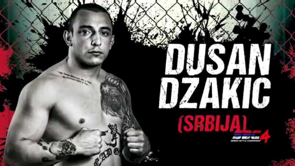 MMA-vechter helpt tegenstander