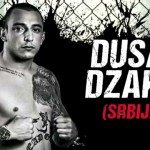 MMA-vechter helpt tegenstander