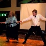 Moeder en zoon dansen op huwelijk