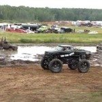 Monster truck springt in modder