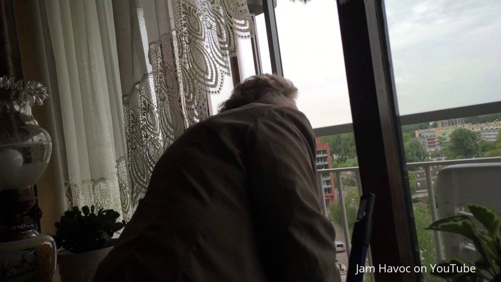 Oma slaat duif verrot