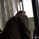 Oma slaat duif verrot