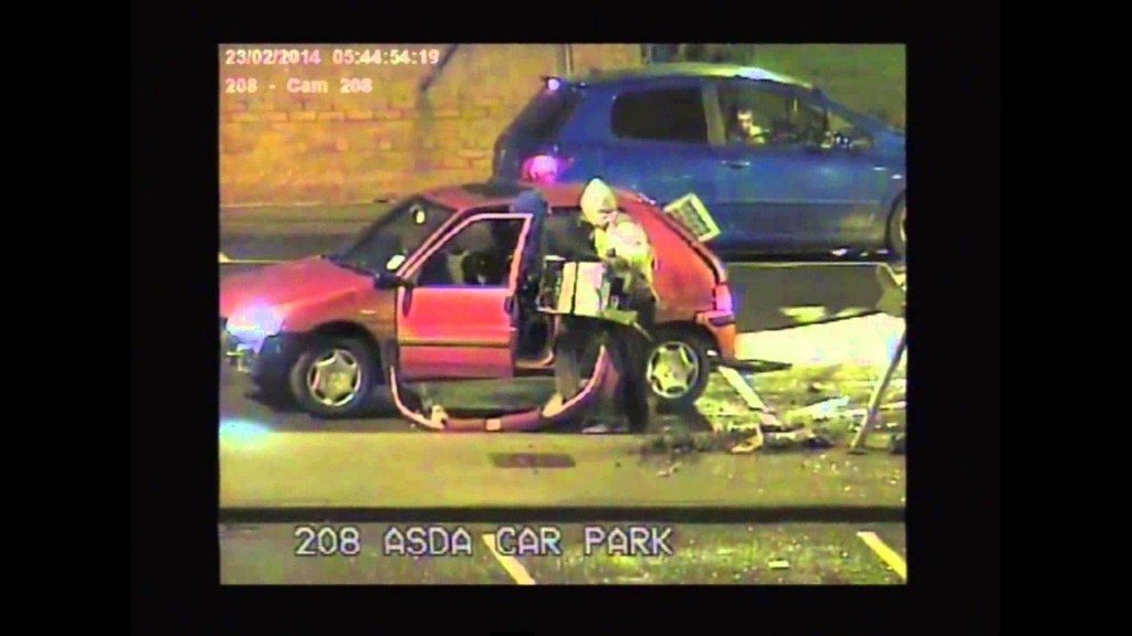 Onhandige dieven stelen parkeermeter