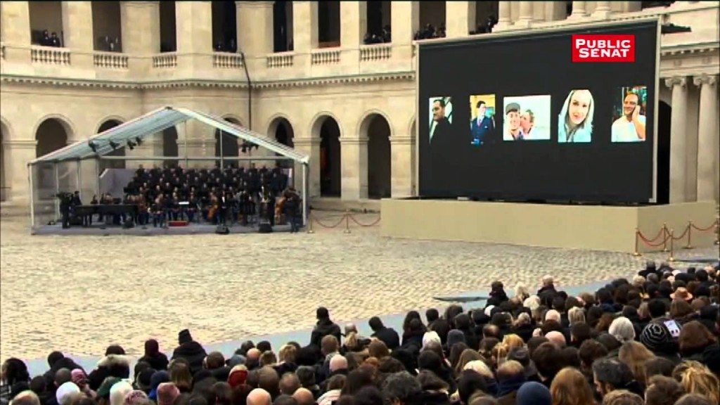 Ontroerende herdenking slachtoffers Parijs