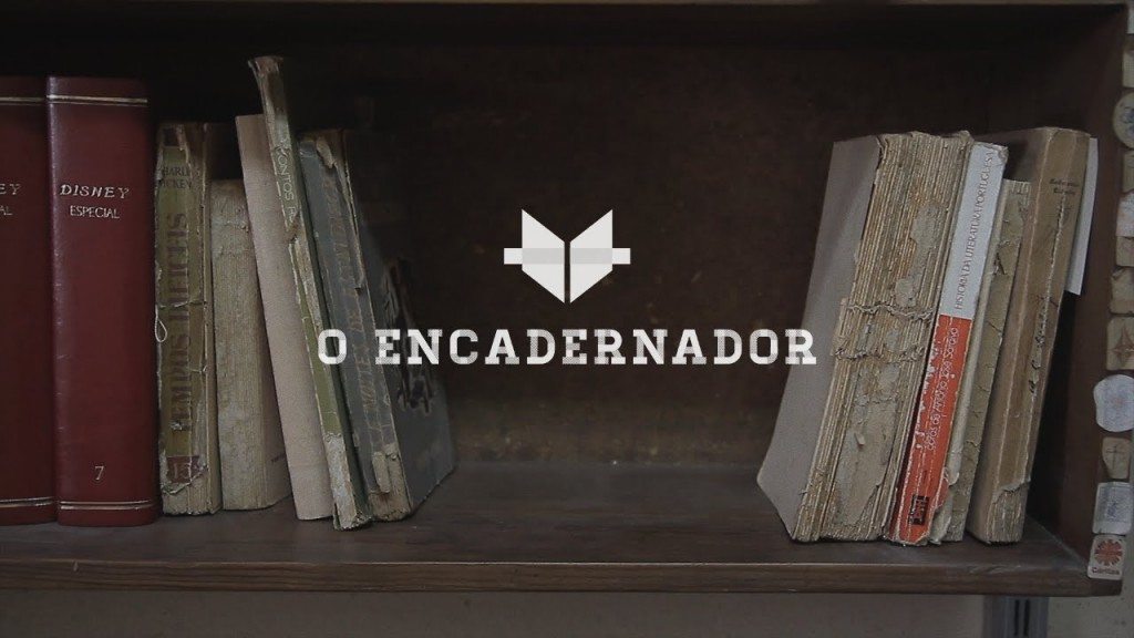 Ontspannen man repareert boeken