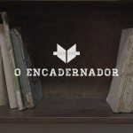 Ontspannen man repareert boeken