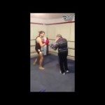 Oude man verrast tegenstander