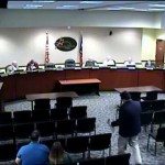 Plassend raadslid vergeet microfoon uit te schakelen