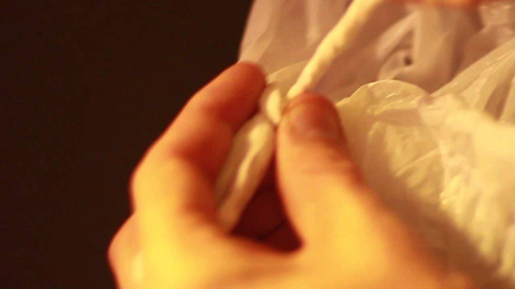 Plastic knoop losmaken