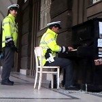 Politieman speelt piano