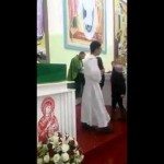 Priester zegent op harde wijze