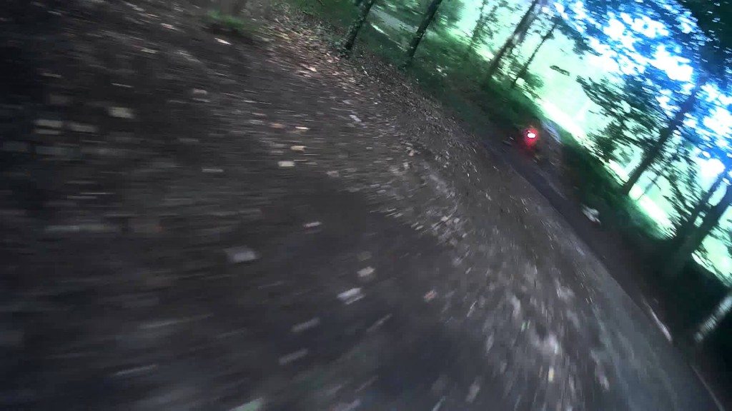 Racende drones in het bos