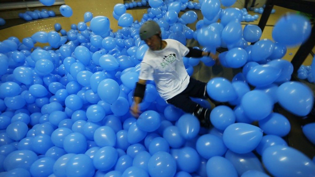 Skateboarden tussen ballonnen