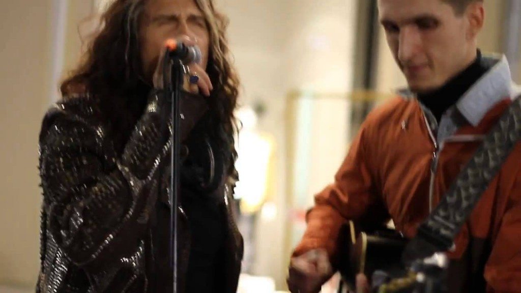 Steven Tyler zingt mee met straatmuzikant