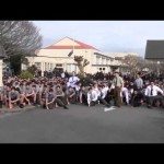 Studenten houden haka voor overleden leraar